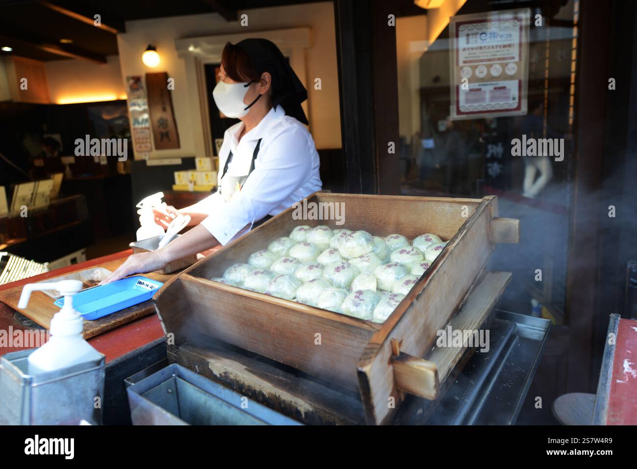 Un negozio Kasho Umon che vende IMO Koi in via Toki no Kane a Kawagoe, Saitama, Giappone. Foto Stock