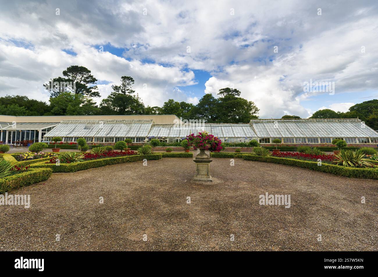 Giardini con ristorante, Muckross House & Gardens, Killarney National Park, Ring of Kerry, Iveragh Peninsula, County Kerry, Irlanda, Europ Foto Stock