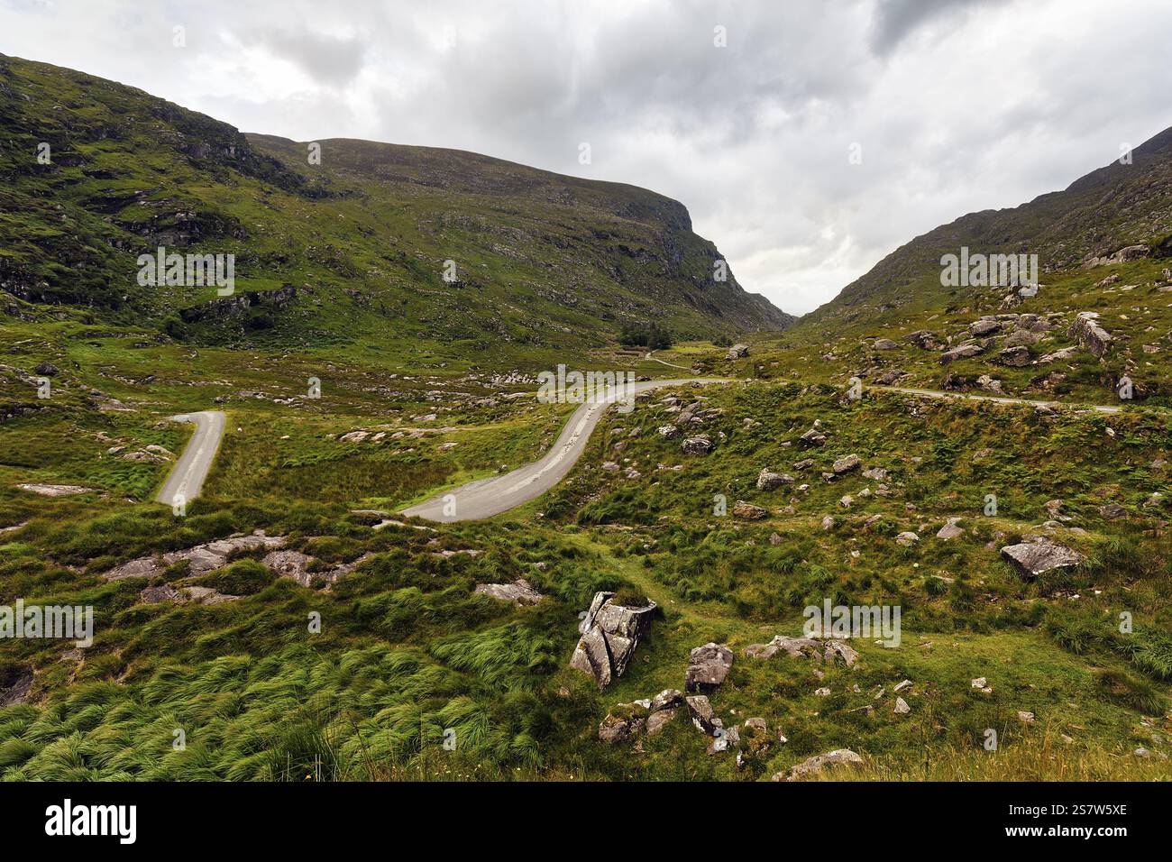 Tortuosa strada del passo di montagna, passo di montagna Gap of Dunloe, Killarney, strada panoramica Ring of Kerry, penisola di Iveragh, contea di Kerry, Irlanda, Europa Foto Stock