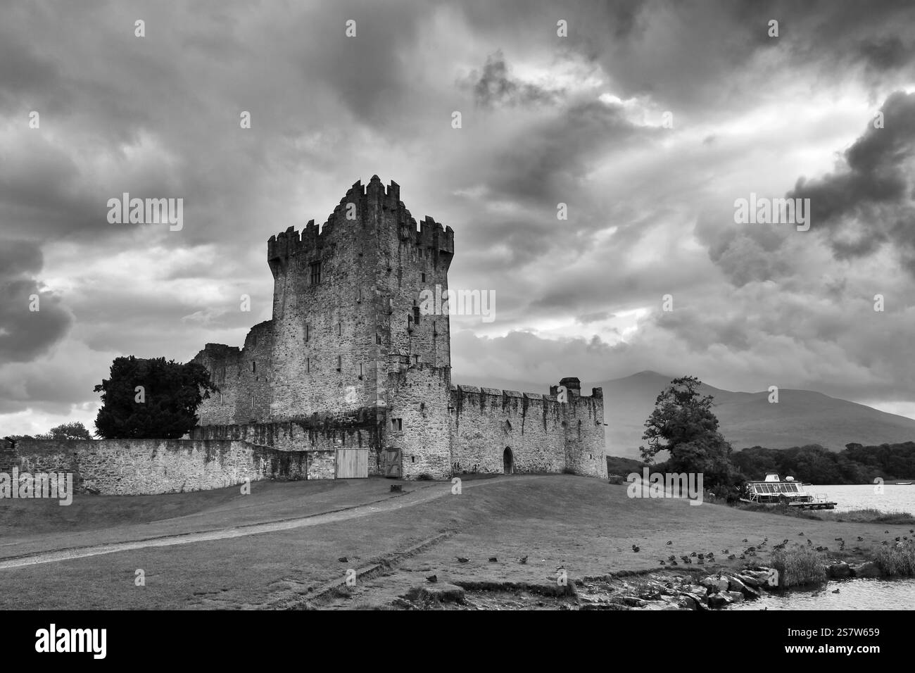 Rovine del castello di Ross a Lough Leane, spettacolare cielo serale, nuvole di pioggia, monocromatico, Killarney National Park, strada panoramica Ring of Kerry, Iveragh Penins Foto Stock