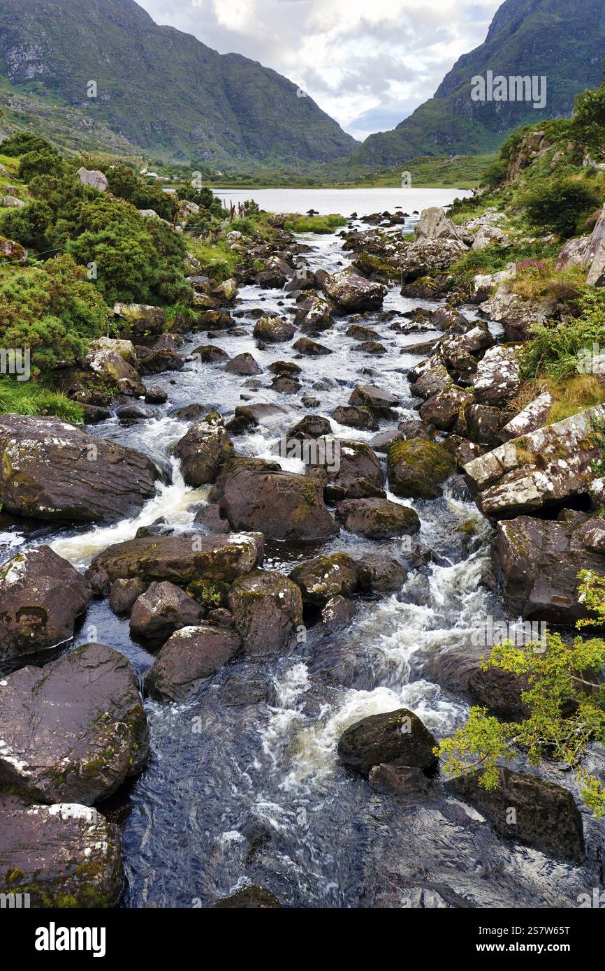Ruscello, lungolago, passo di montagna Gap of Dunloe, Killarney, strada panoramica Ring of Kerry, penisola di Iveragh, contea di Kerry, Irlanda, Europa Foto Stock