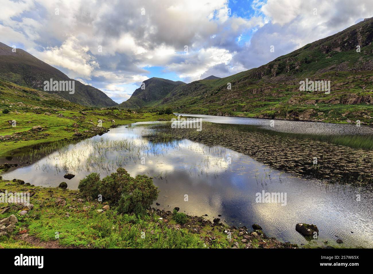Lakeshore al crepuscolo, passo di montagna Gap of Dunloe, Killarney, strada panoramica Ring of Kerry, Penisola di Iveragh, Contea di Kerry, Irlanda, Europa Foto Stock