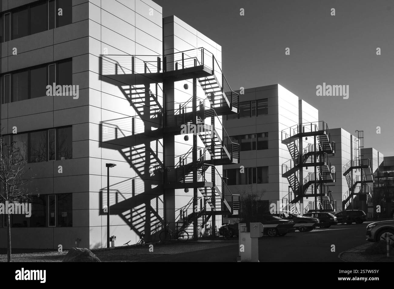 Moderno edificio per uffici con scale esterne e ombreggiature, Erlangen, Franconia media, Baviera, Germania, Europa Foto Stock