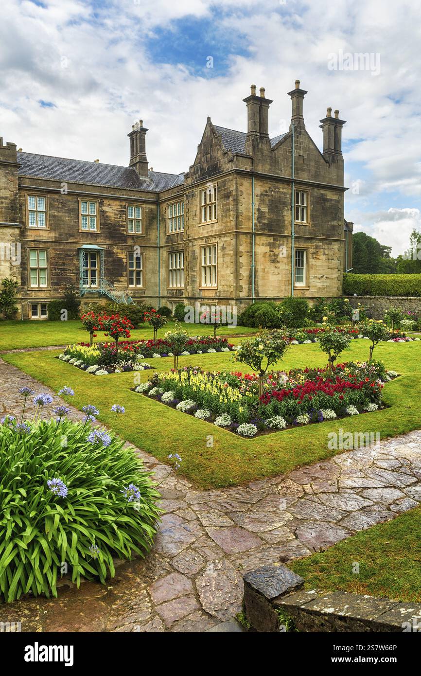 Residenza con giardini, Muckross House & Gardens, Killarney National Park, Ring of Kerry, Iveragh Peninsula, County Kerry, Irlanda, Euro Foto Stock