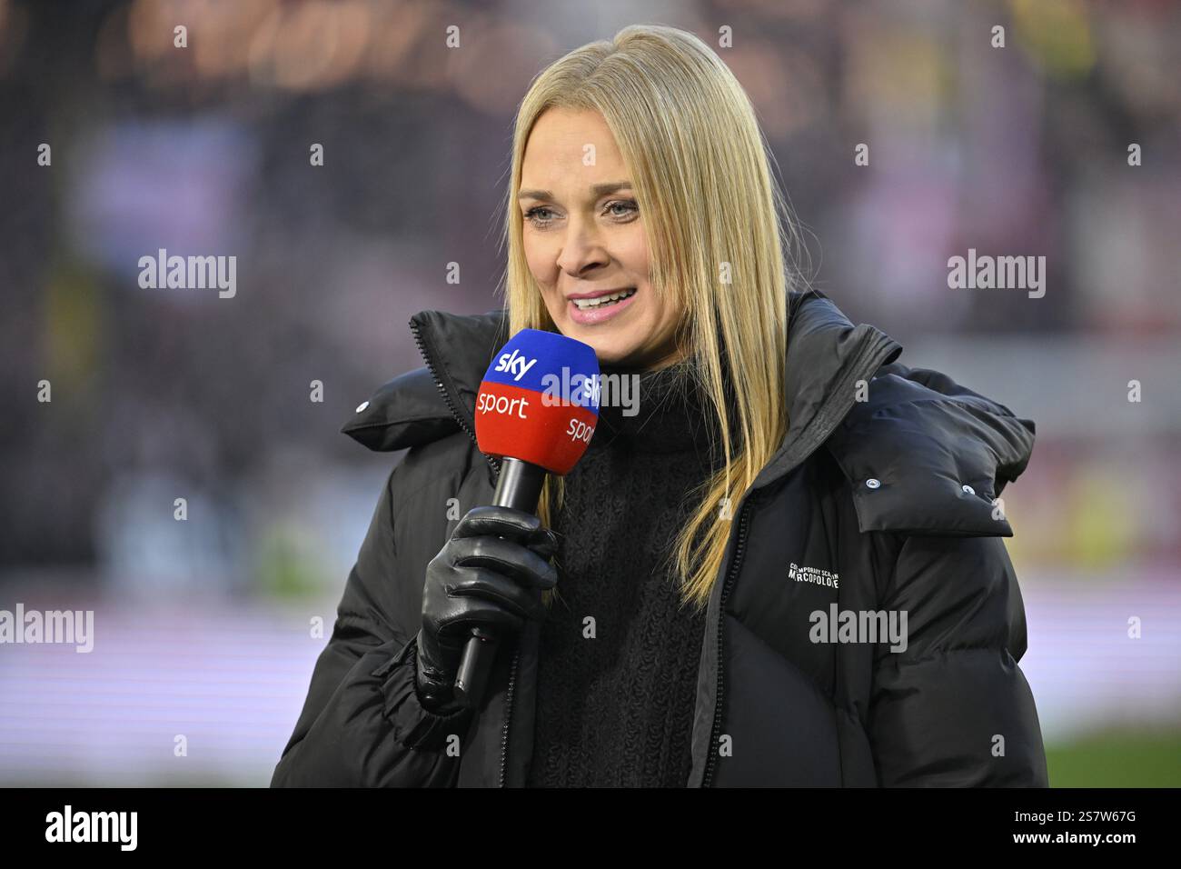 SKY reporter Britta Hofmann in un'intervista Microphone Logo sorride MHPArena, MHP Arena Stuttgart, Baden-Wuerttemberg, Germania, Europa Foto Stock