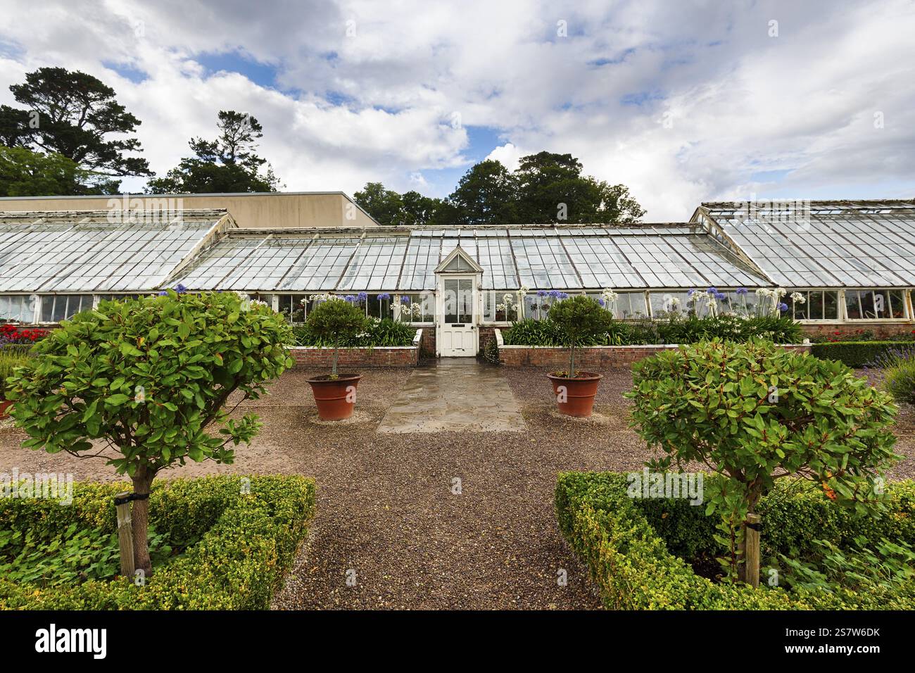 Giardini con ristorante, Muckross House & Gardens, Killarney National Park, Ring of Kerry, Iveragh Peninsula, County Kerry, Irlanda, Europ Foto Stock