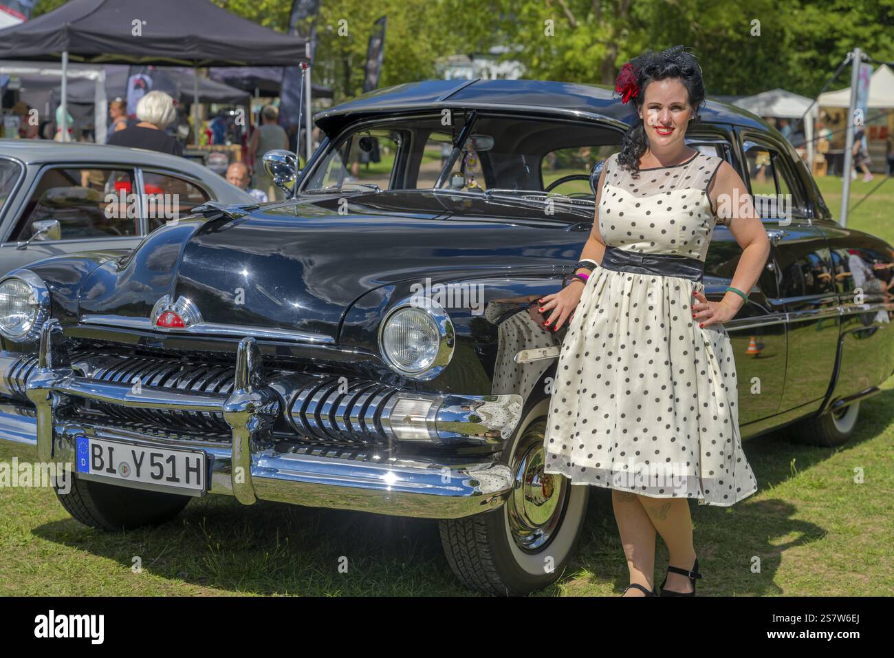 L'incrociatore stradale americano Petticoat Denise di fronte alla Ford Mercury Foto Stock
