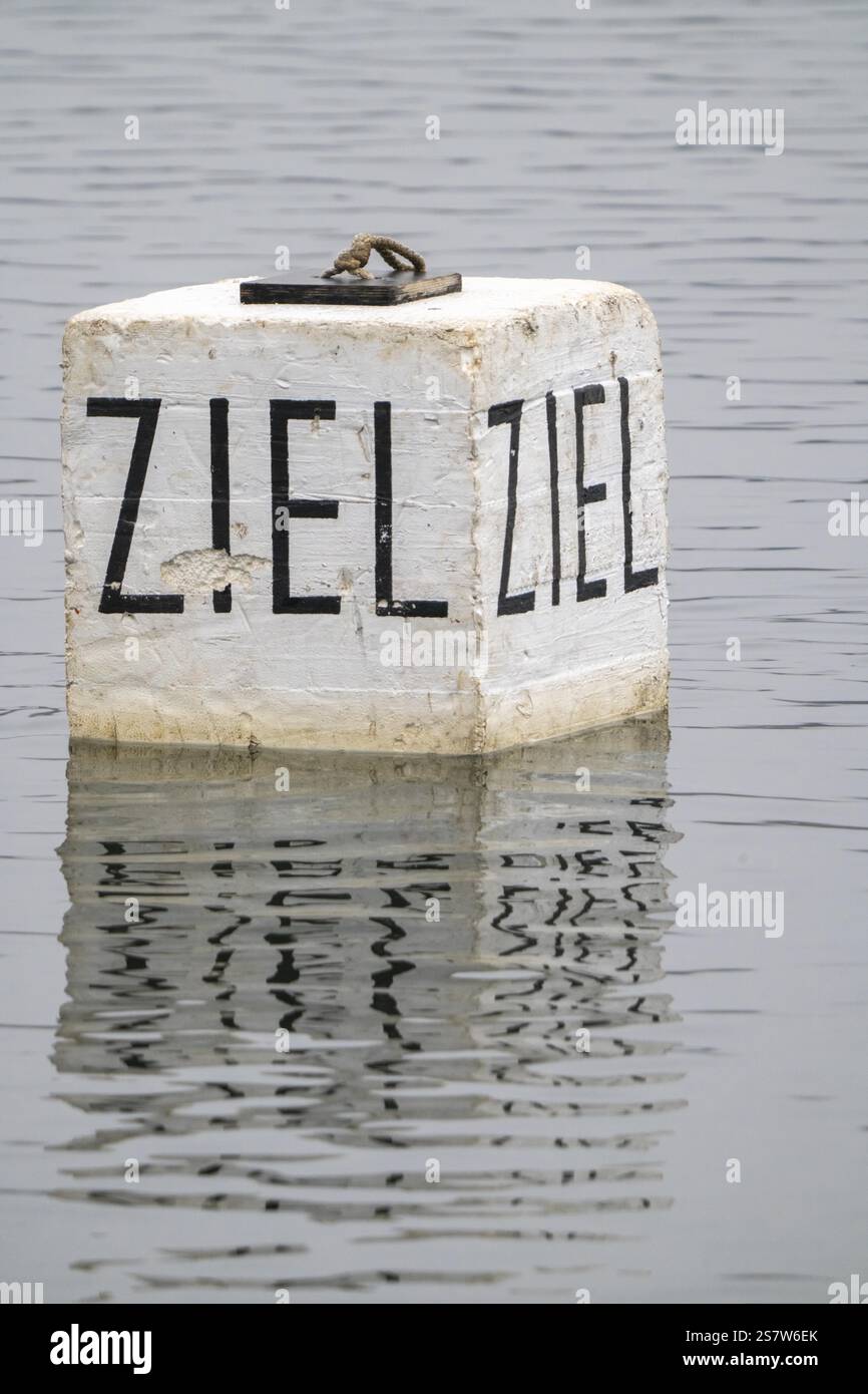 Boa bersaglio su un lago, boa segnaletica per sport acquatici, regate, canottaggio, canoa, kayak, immagine simbolica Foto Stock