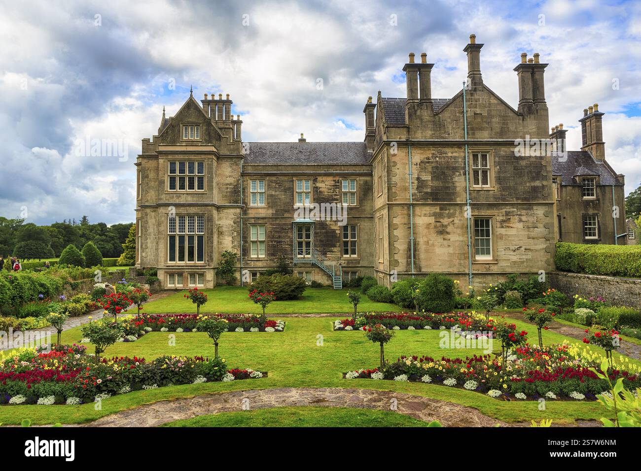 Residenza con giardini, Muckross House & Gardens, Killarney National Park, Ring of Kerry, Iveragh Peninsula, County Kerry, Irlanda, Euro Foto Stock