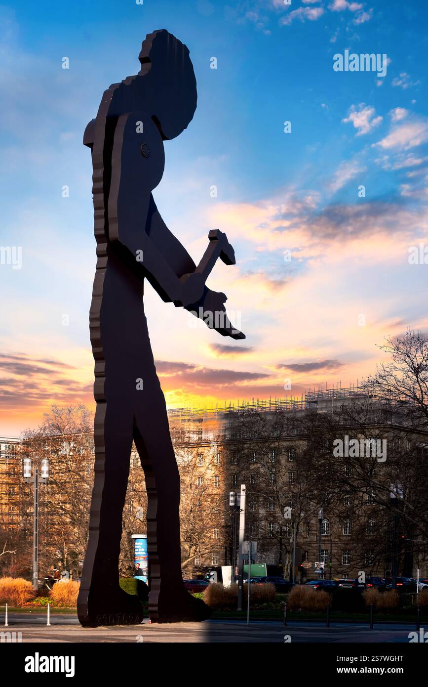 Francoforte, Germania, 19.01.2025: L'iconica scultura "Hammering Man" simboleggia il lavoro e l'industria ed è un'impressionante installazione d'arte pubblica che co Foto Stock