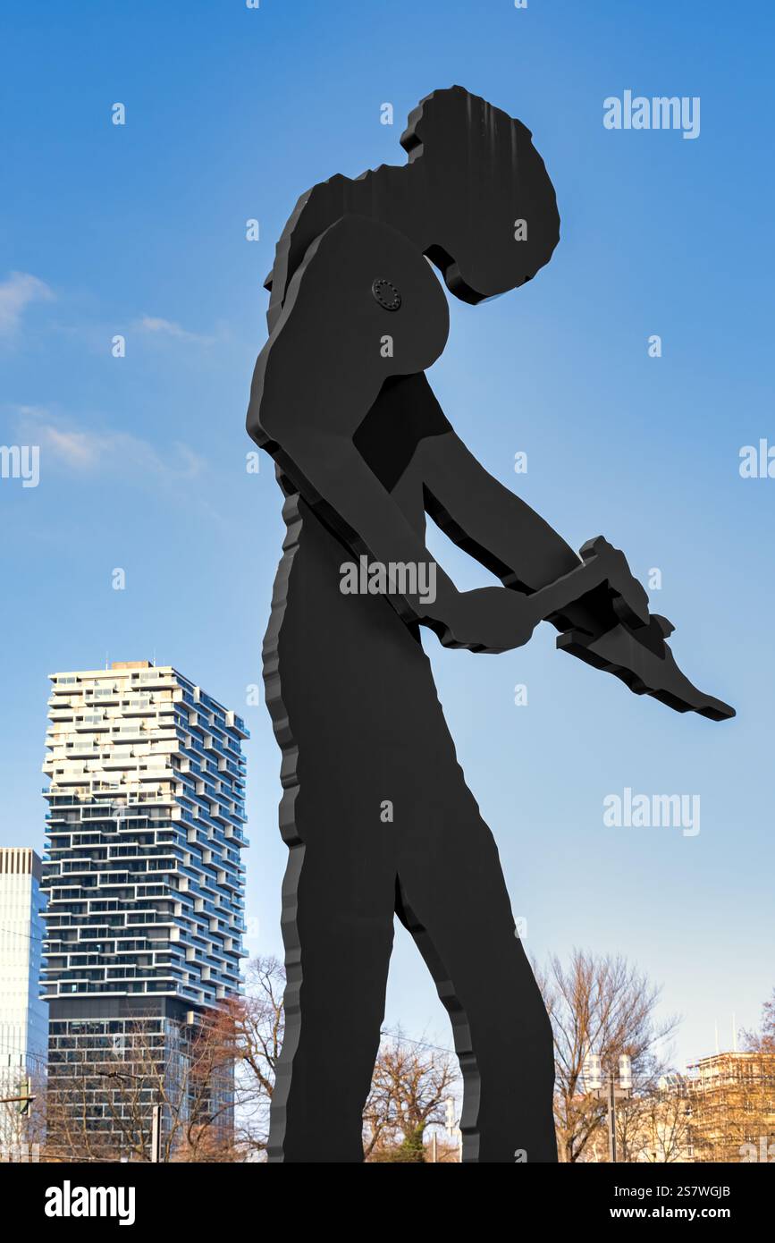 Francoforte, Germania, 19.01.2025: L'iconica scultura "Hammering Man" simboleggia il lavoro e l'industria ed è un'impressionante installazione d'arte pubblica che co Foto Stock