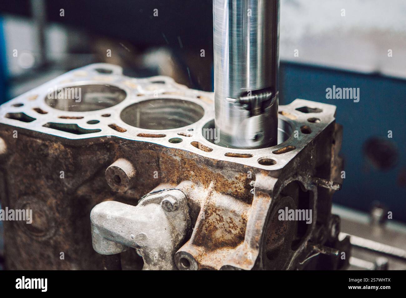 Alesaggio del cilindro motore su macchina cnc. Alesaggio sotto il pistone dopo il manicotto del motore utilizzando una macchina a controllo numerico computerizzato. Foto Stock