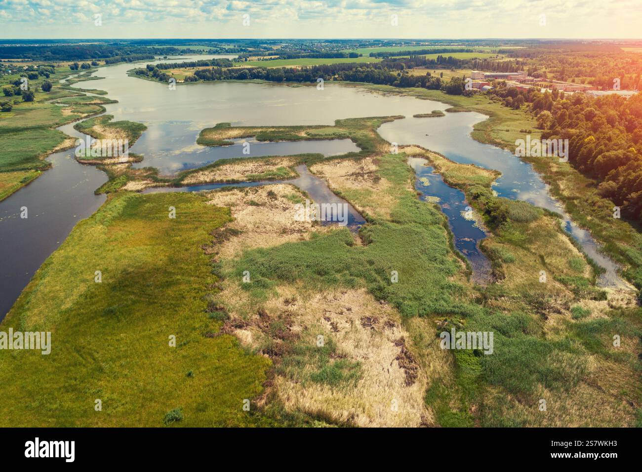 Vista dall'alto della pianura alluvionale del fiume in un giorno d'estate soleggiato Foto Stock