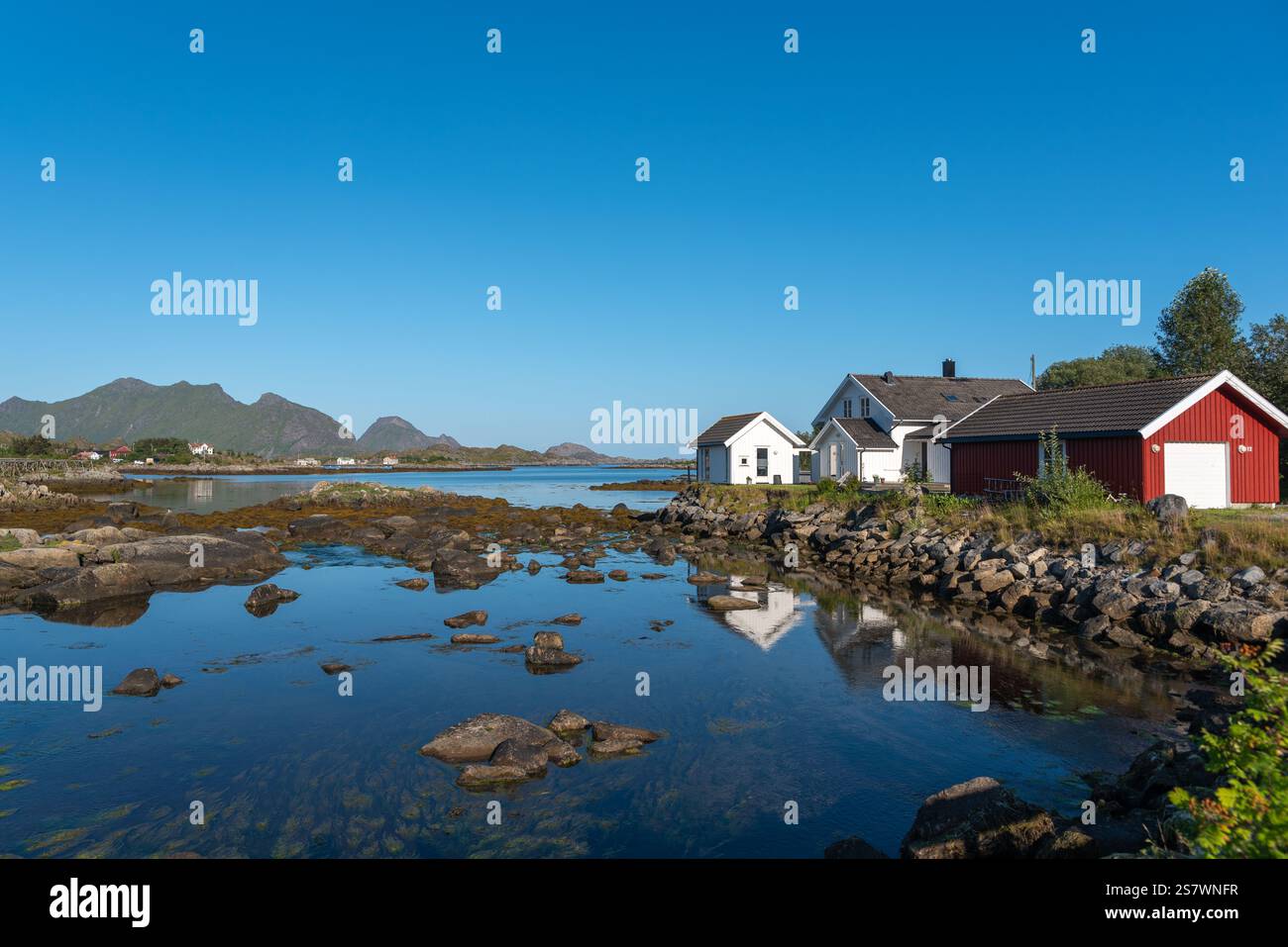 Paesaggio e paesaggio urbano con vista sulla baia di Skotnesosen, Ballstad, Lofoten, Norvegia, Europa Foto Stock
