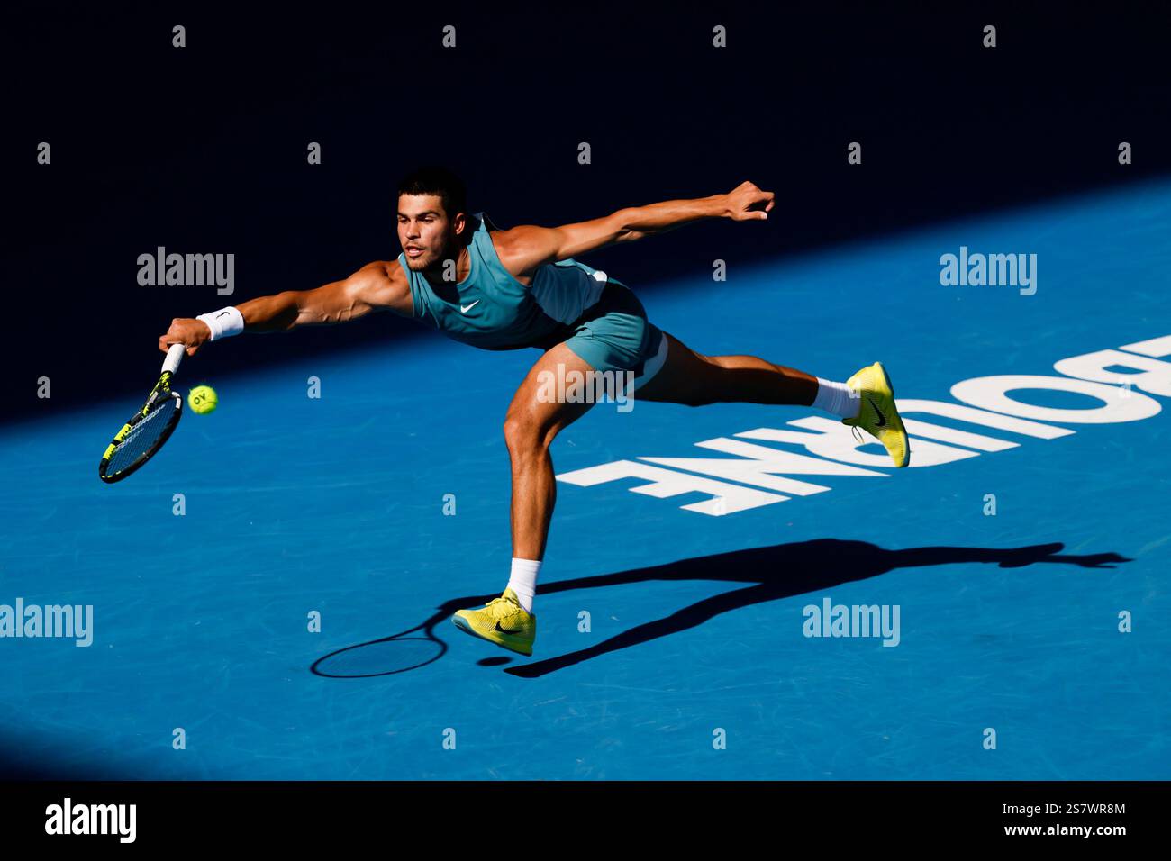 Melbourne, Victoria, Australia. 19 gennaio 2025. MELBOURNE, AUSTRALIA - 19 GENNAIO: Carlos Alcaraz di Spagna colpisce in anticipo Jack Draper del Regno Unito nell'ottavo giorno degli Australian Open 2025 al Melbourne Park il 19 gennaio 2025 a Melbourne, Australia. (Credit Image: © Chris Putnam/ZUMA Press Wire) SOLO PER USO EDITORIALE! Non per USO commerciale! Foto Stock