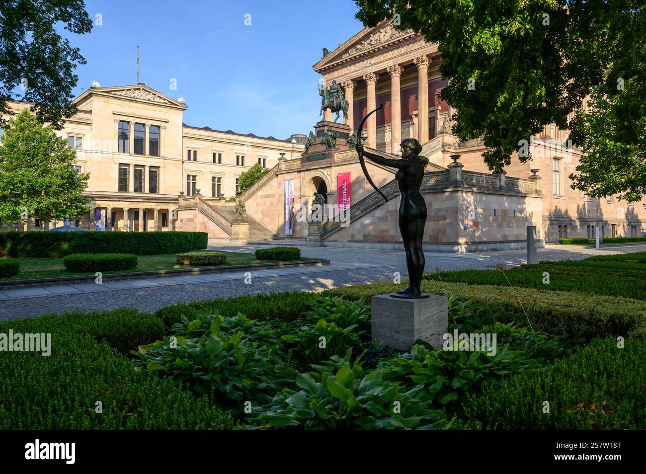 Berlino. Germania. Museum Island, Museumsinsel, alte Nationalgalerie (a destra), Neues Museum (a sinistra) e cortile. Foto Stock