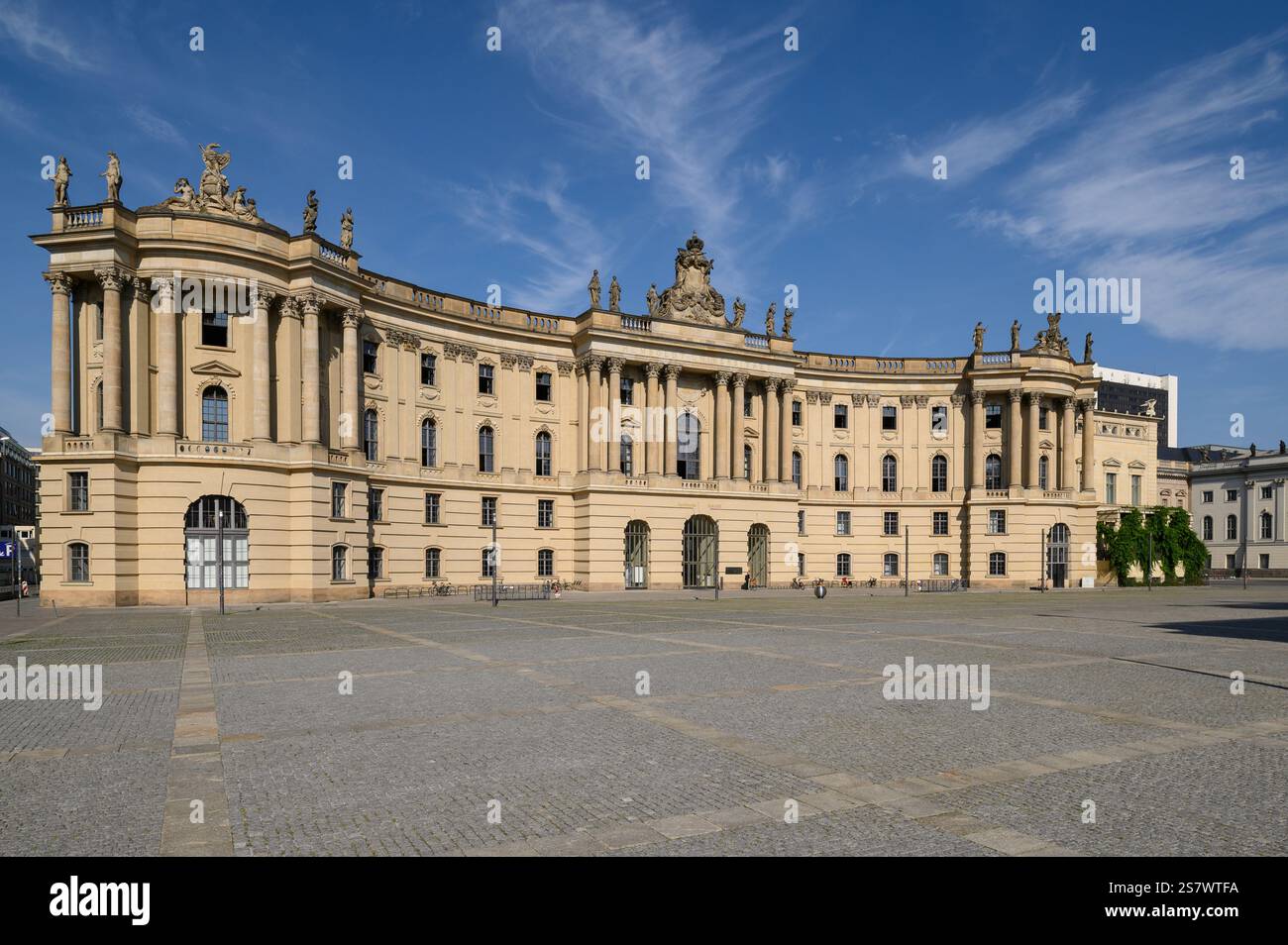 Berlino. Germania. L'ex Biblioteca reale (alte Bibliothek / Vecchia Biblioteca), ora Facoltà di giurisprudenza dell'Università Humboldt su Bebelplatz, Mitte. The Royal Pr Foto Stock
