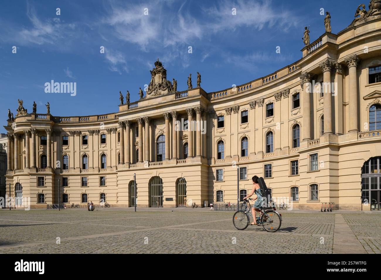 Berlino. Germania. L'ex Biblioteca reale (alte Bibliothek / Vecchia Biblioteca), ora Facoltà di giurisprudenza dell'Università Humboldt su Bebelplatz, Mitte. The Royal Pr Foto Stock