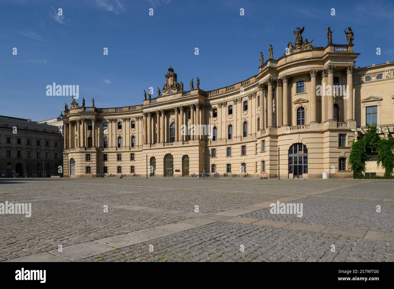 Berlino. Germania. L'ex Biblioteca reale (alte Bibliothek / Vecchia Biblioteca), ora Facoltà di giurisprudenza dell'Università Humboldt su Bebelplatz, Mitte. The Royal Pr Foto Stock