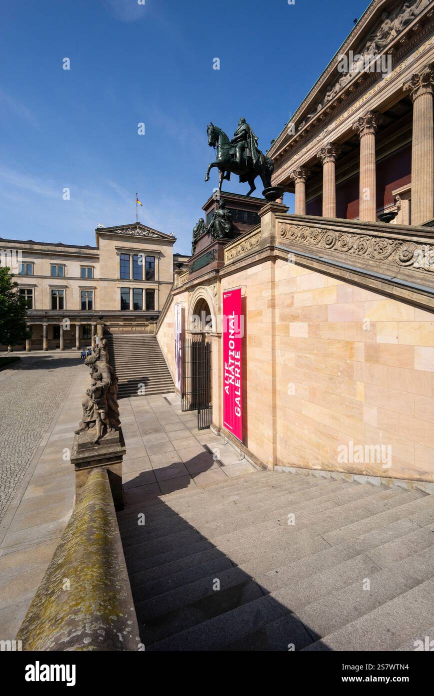 Berlino. Germania. Museum Island, Museumsinsel, alte Nationalgalerie (Vecchia Galleria Nazionale, destra) e Neues Museum (nuovo Museo, sinistra). Foto Stock