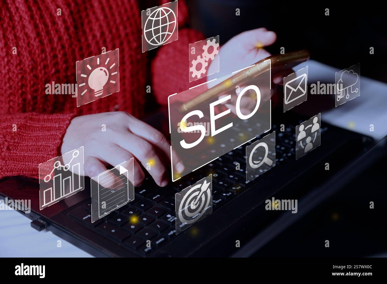 SEO Search Engine, donna d'affari utilizza il laptop per analizzare l'ottimizzazione dei motori di ricerca SEO per promuovere il traffico di posizionamento sul sito Web e ottimizzare il tuo web Foto Stock
