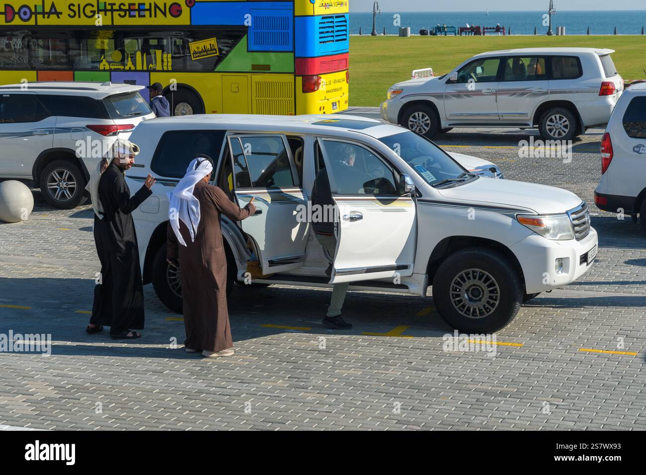 Doha, Qatar - 4 gennaio 2025: I turisti si preparano per un'emozionante avventura safari in jeep nel deserto. Foto Stock