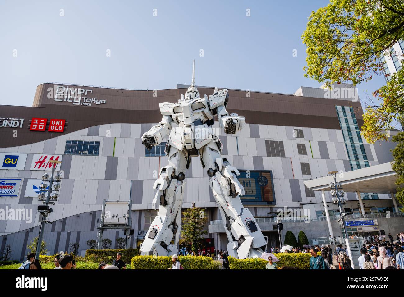 Tokyo, Giappone - 14 aprile 2024: La Gundam base Tokyo è un enorme negozio gundam situato nella Diver City Tokyo Plaza. Foto Stock