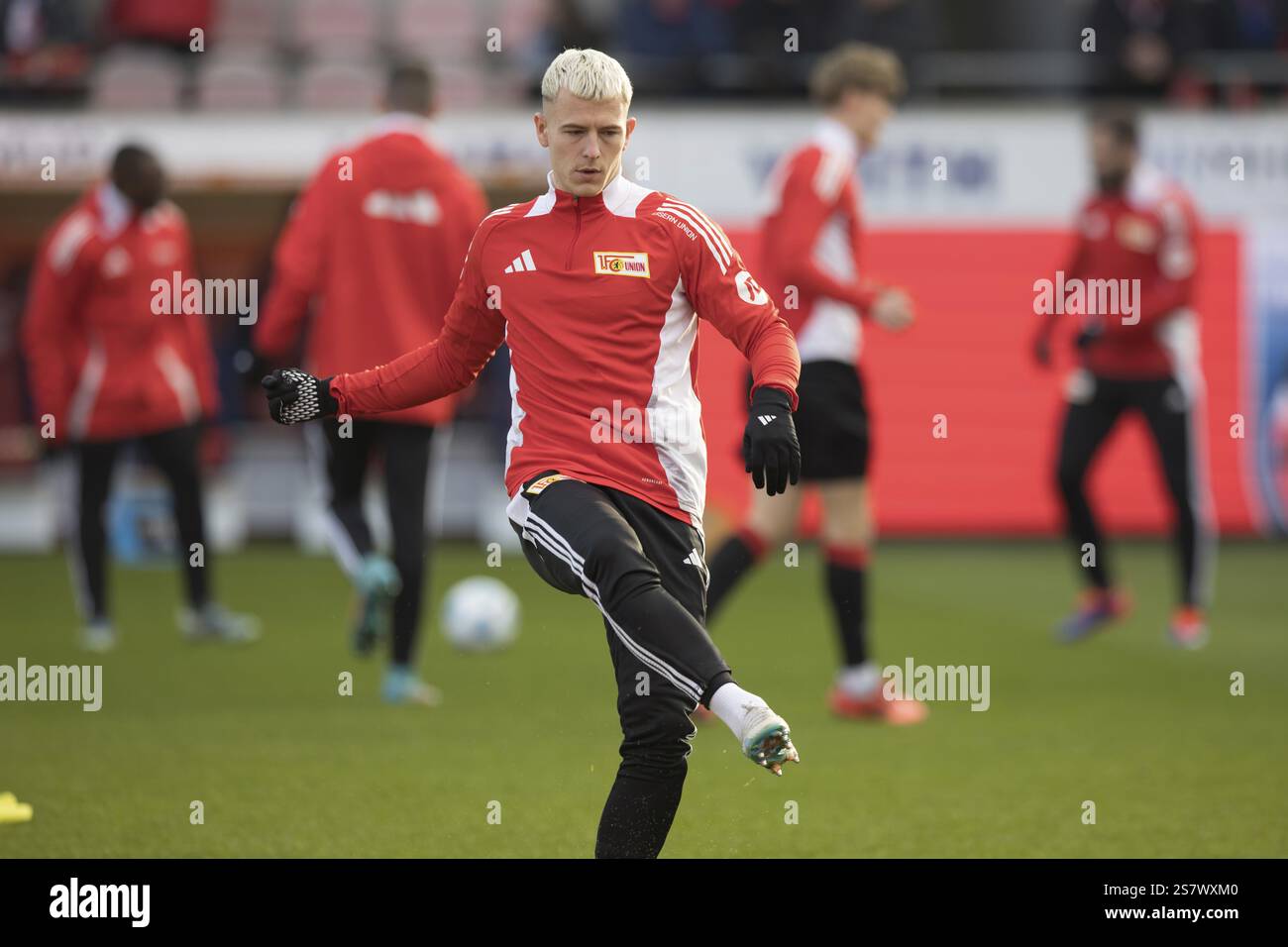 Partita di calcio, Tim SKARKE 1.FC Union Berlin riscaldamento davanti alla partita, Voith-Arena, Heidenheim, Germania, Europa Foto Stock