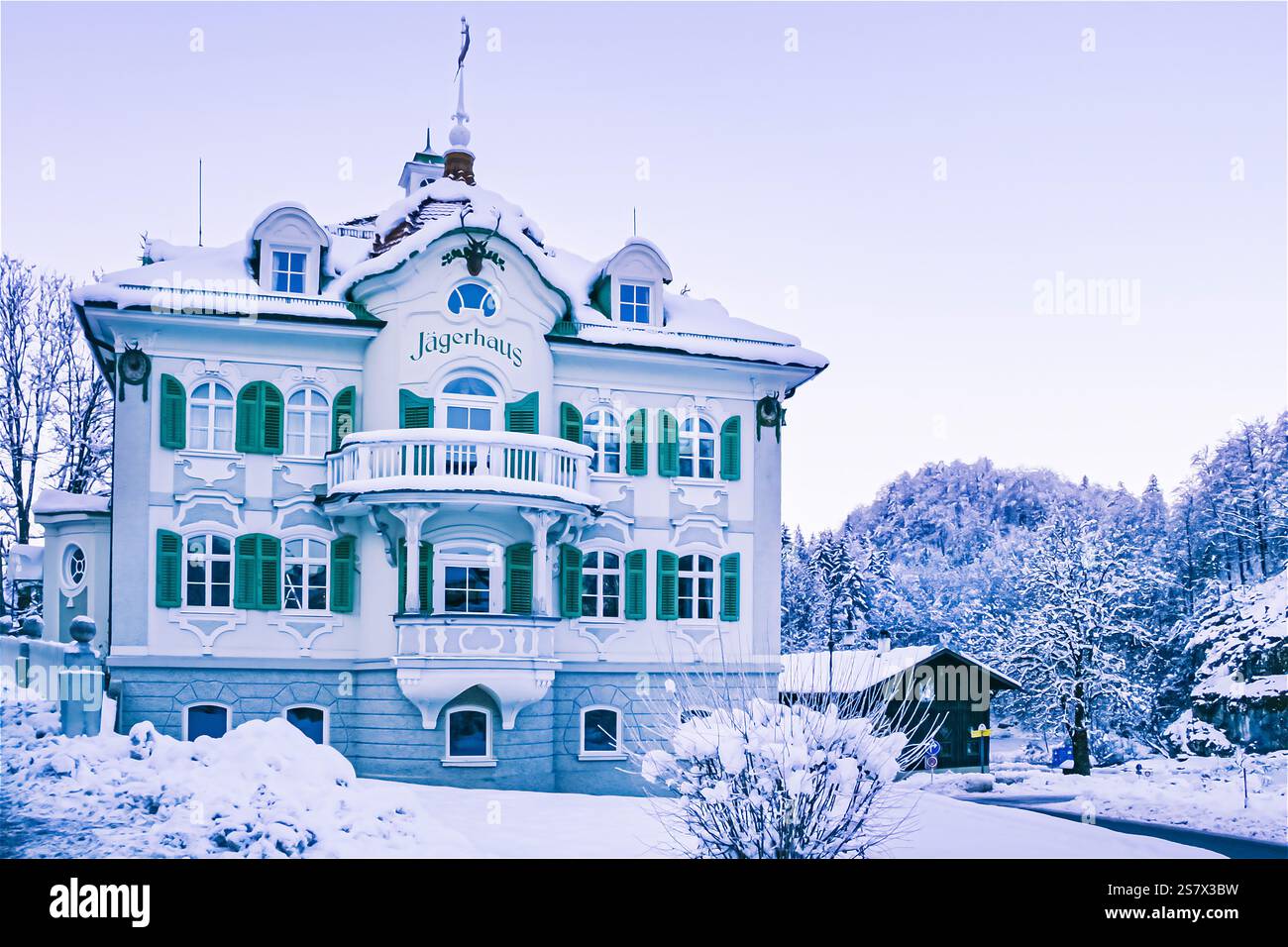 FUESSEN, BAVIERA, GERMANIA - CIRCA DICEMBRE 2007: Un Jägerhaus a Fuessen in inverno, Fuessen, Baviera, Germania Foto Stock