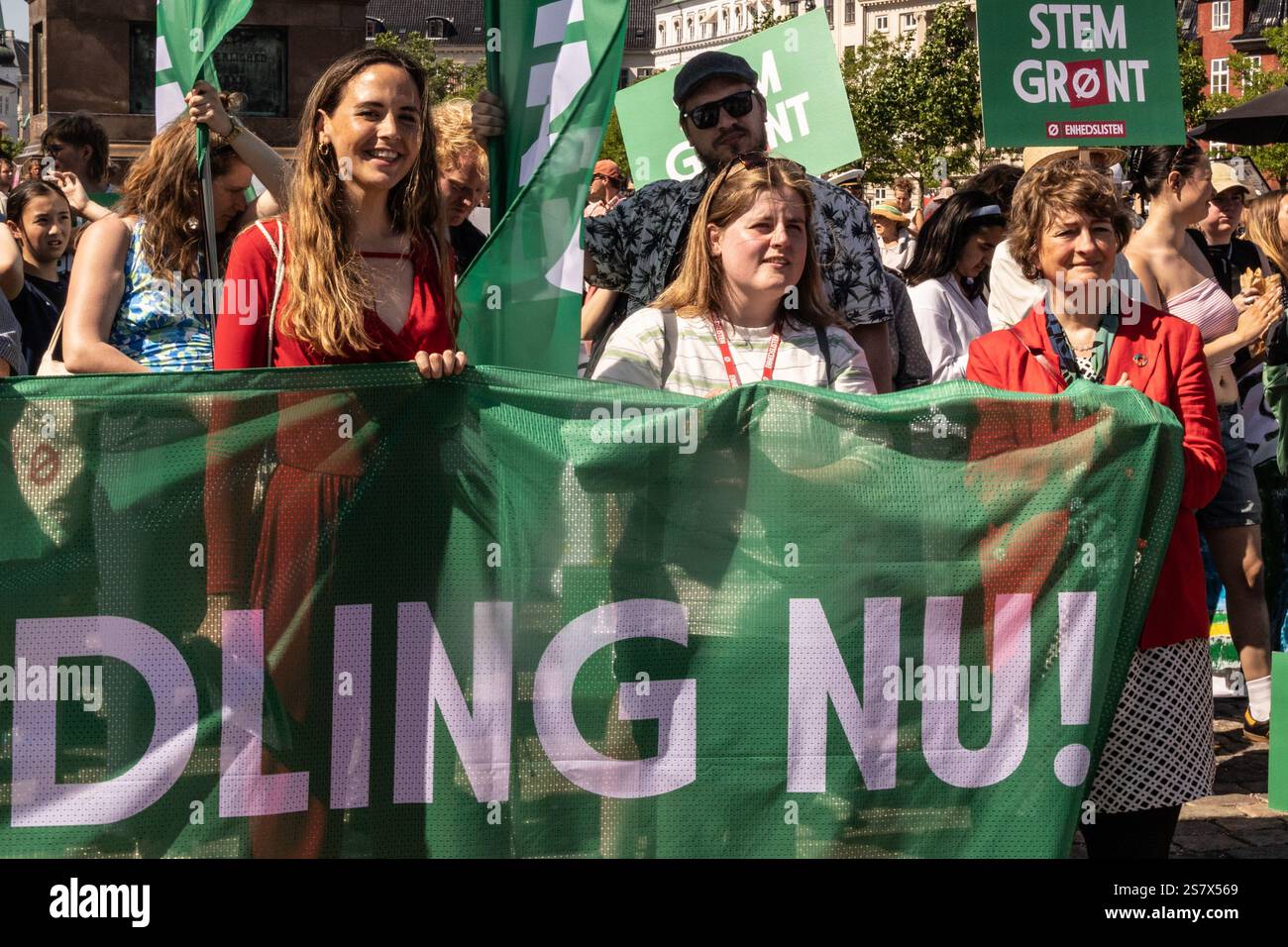 Membro del Folketing for the Red-Green Alliance, Victoria Velasquez (L), e il sindaco di tecnologia e ambiente, Line Barfod (R) della Red-Green Alliance partecipano al "Folkets Klimamarch". La marcia per il clima popolare di Copenaghen organizzata dal movimento dei giovani Verdi e dal movimento per il clima in Danimarca. Foto Stock