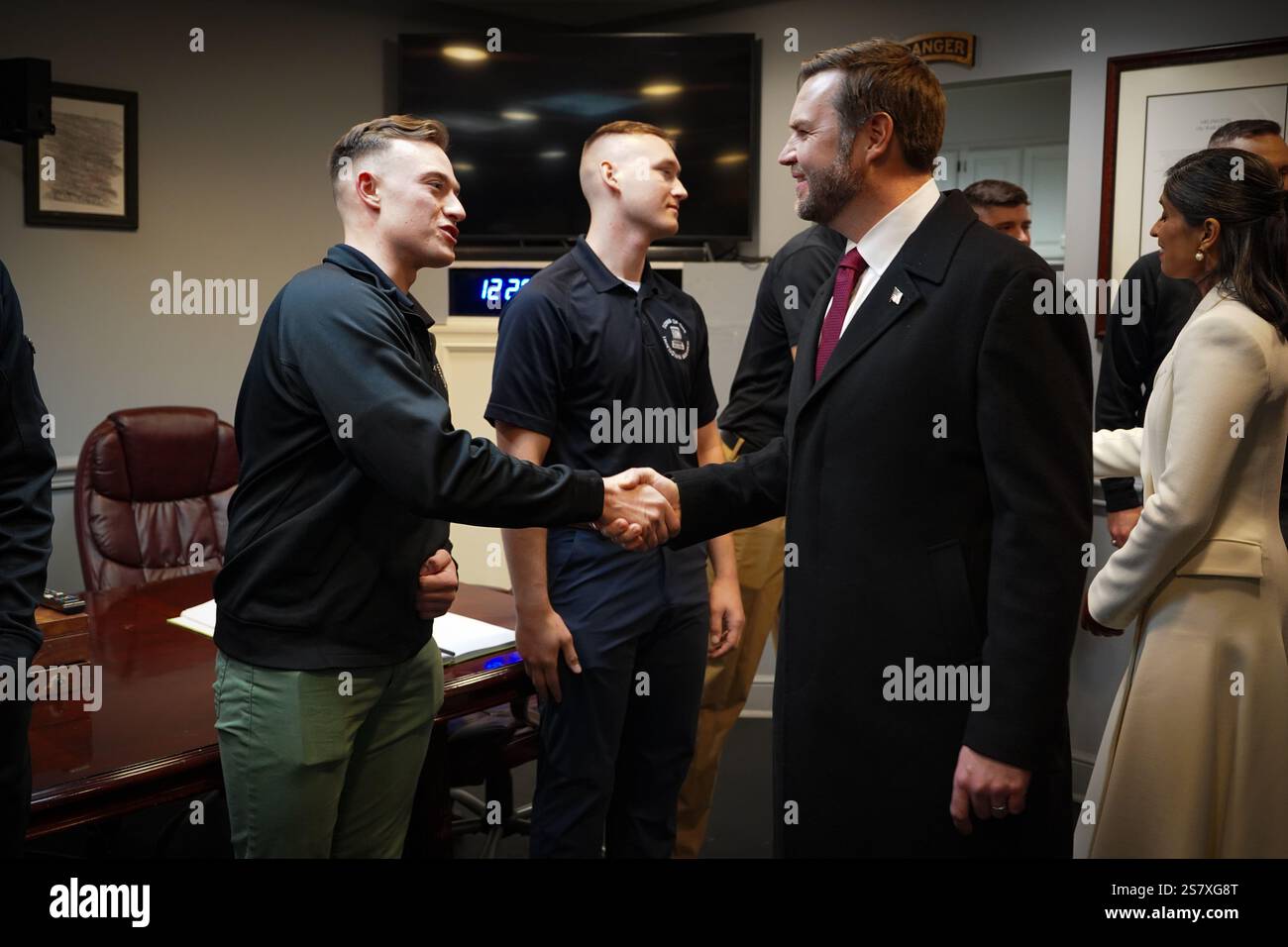 Arlington, Stati Uniti d'America. 19 gennaio 2025. Arlington, Stati Uniti d'America. 19 gennaio 2025. Il vicepresidente eletto degli Stati Uniti JD Vance, a destra, stringe la mano ai soldati con la Old Guard, 3rd Infantry Division durante un tour The Tomb of the Unknown Soldier Sentinel Quarents presso Arlington National Cemetery, 19 gennaio 2025 ad Arlington, Virginia. Crediti: Sergente Samantha Cate/U. S Army Photo/Alamy Live News Foto Stock