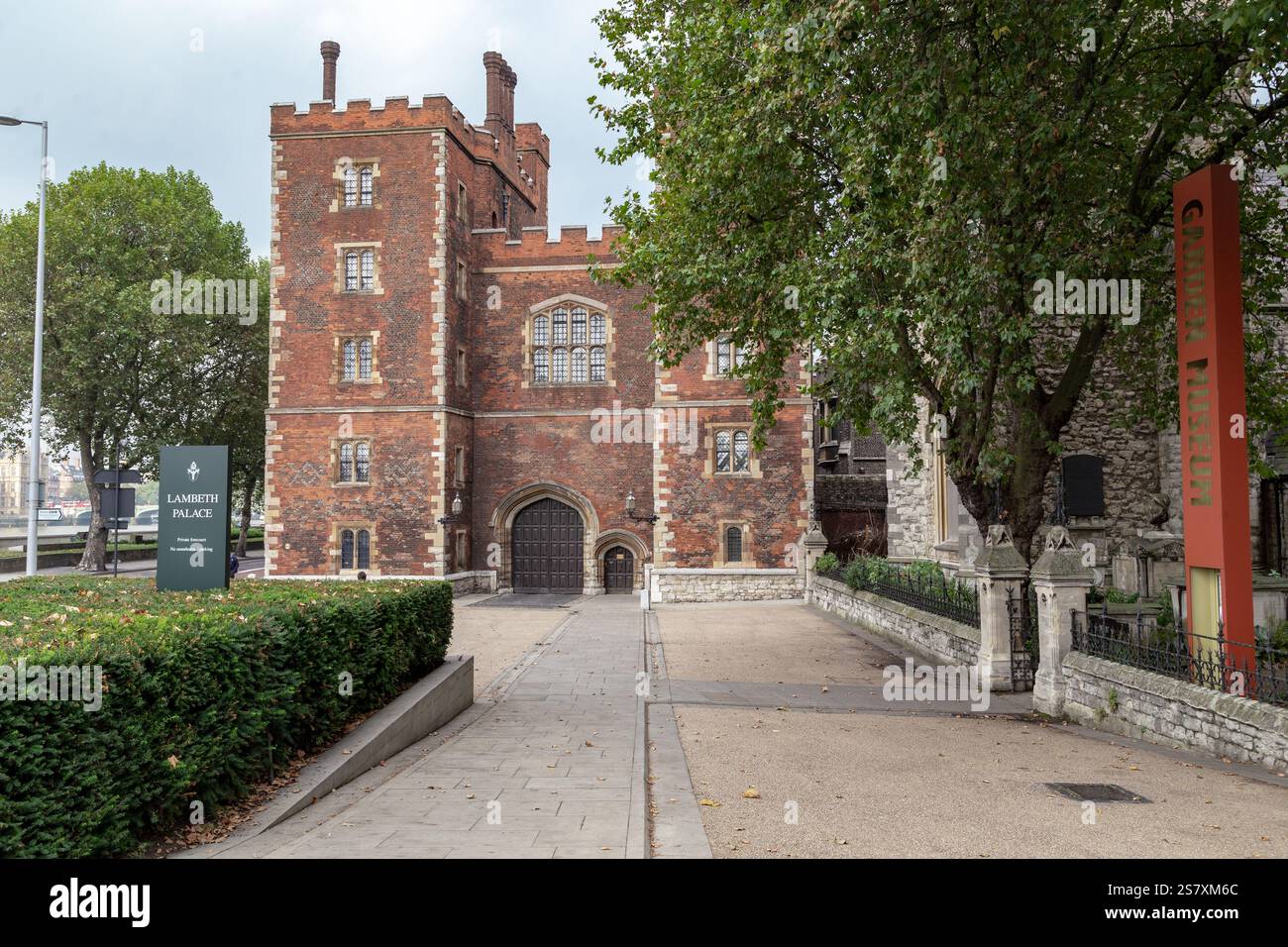 LONDRA, GRAN BRETAGNA - 19 SETTEMBRE 2014: Questa è la Torre di Morton con il cancello di Lambeth Palace. Foto Stock