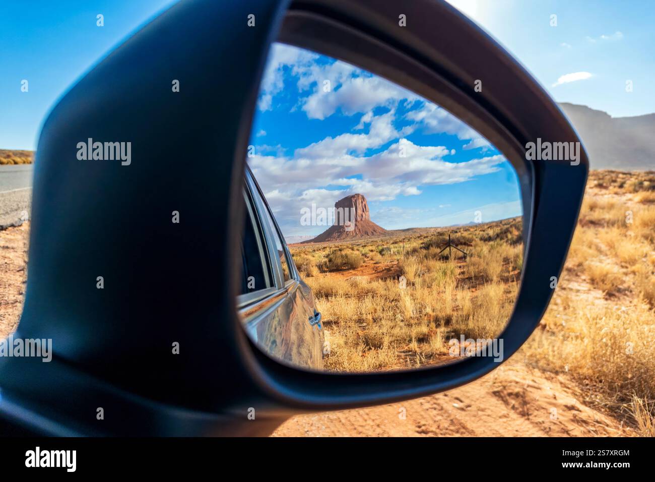 Riflesso di un butte isolato nello specchietto retrovisore di un'auto, Arizona, USA Foto Stock