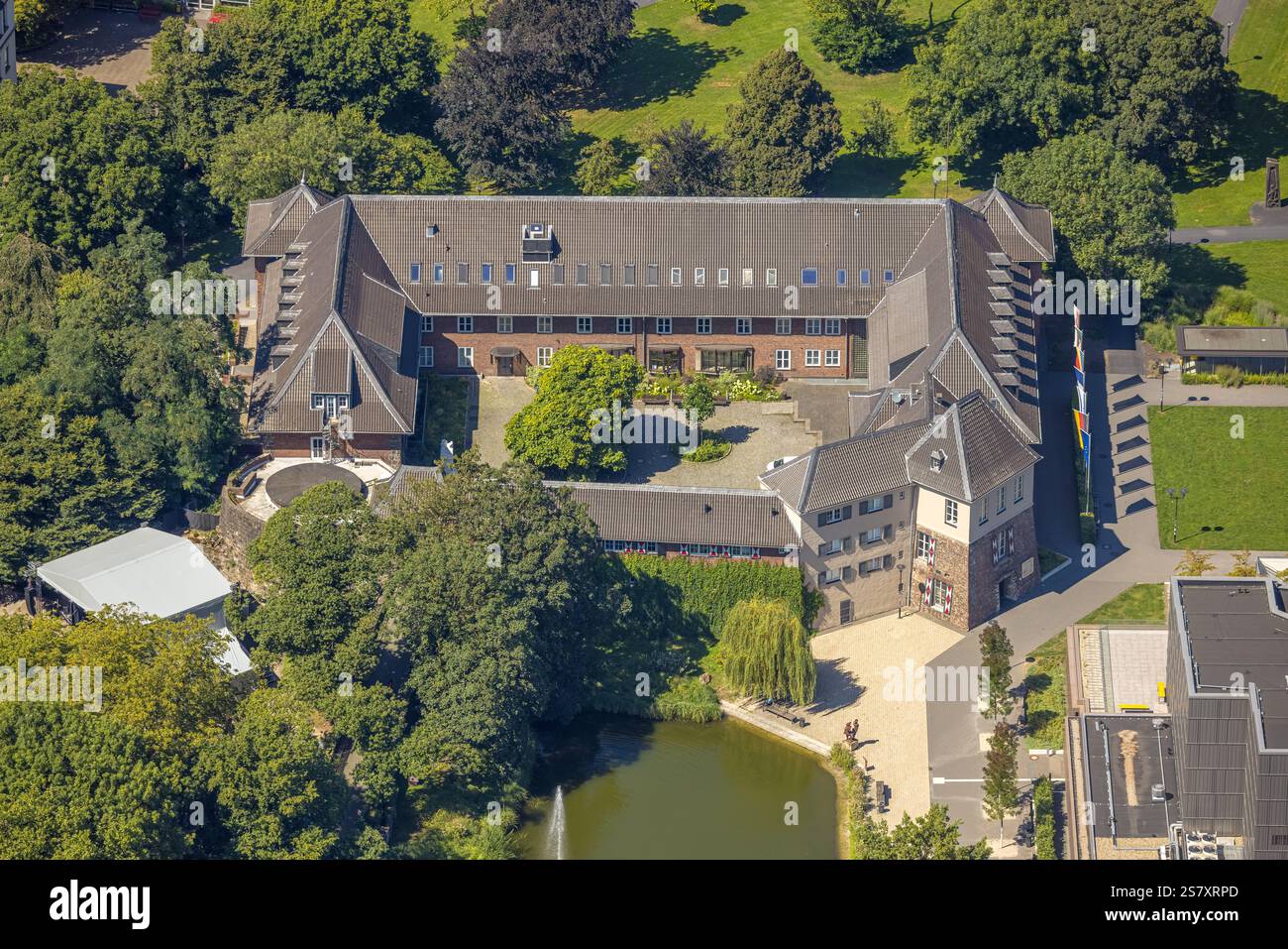Vista aerea, castello di Dinslaken e municipio, presso Ententeich, Dinslaken, regione della Ruhr, Renania settentrionale-Vestfalia, Germania Foto Stock