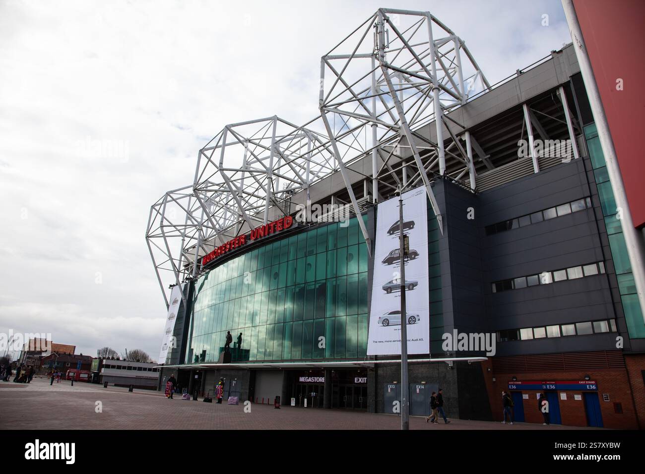 L'entrata principale e la tribuna est dello stadio di calcio Old Trafford del Manchester United, Manchester, Inghilterra Foto Stock