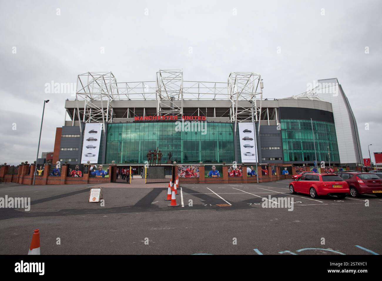 L'entrata principale e la tribuna est dello stadio di calcio Old Trafford del Manchester United, Manchester, Inghilterra Foto Stock