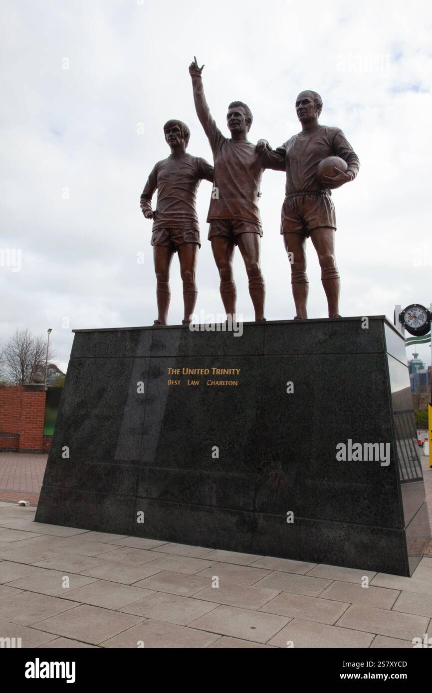 La statua della Santissima Trinità delle più grandi leggende del Manchester United, Charlton, Law e Best fuori dall'Old Trafford Ground Foto Stock