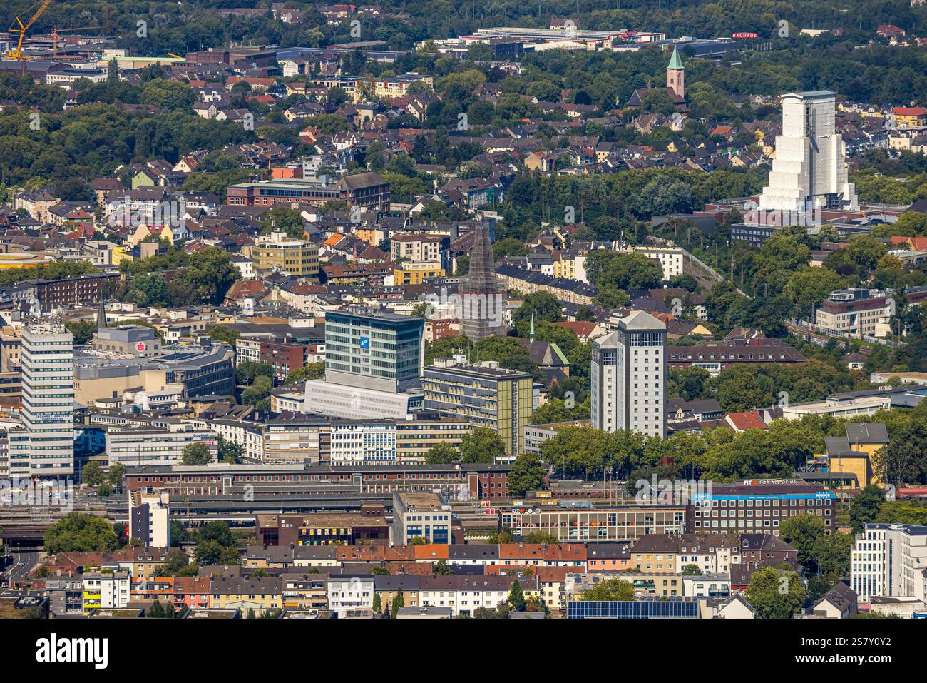 Vista aerea, stazione centrale con città, Mercure Hotel Bochum City Twin Towers, Propsteikirche St. Peter and Paul con impalcatura della torre della chiesa, dietro Foto Stock