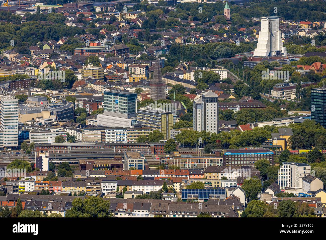 Vista aerea, stazione centrale con città, Mercure Hotel Bochum City Twin Towers, Propsteikirche St. Peter and Paul con impalcatura della torre della chiesa, dietro Foto Stock