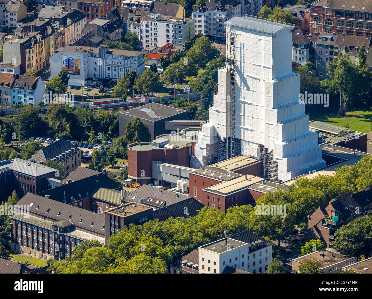 Vista aerea, Museo minerario tedesco Bochum, cantiere e ristrutturazione della torre tortuosa coperta di Europaplatz, punto di riferimento e vista, edificio p Foto Stock