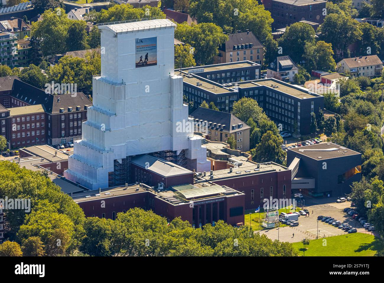 Vista aerea, Museo minerario tedesco Bochum, cantiere e ristrutturazione della tortuosa torre coperta di Europaplatz, punto di riferimento e vista, Police Hea Foto Stock