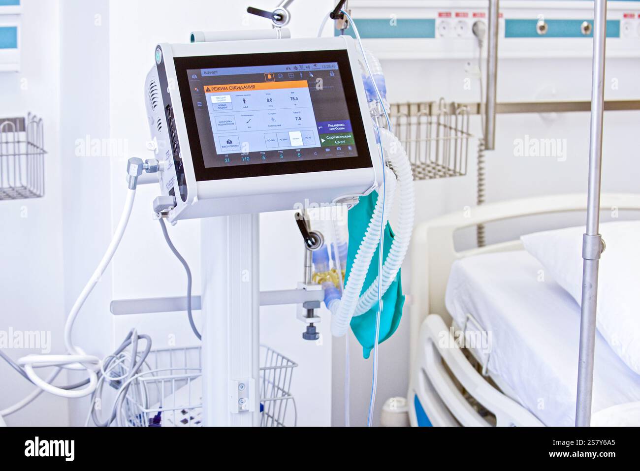 monitor cardiaci con indicatori diversi sullo sfondo di un reparto ospedaliero Foto Stock