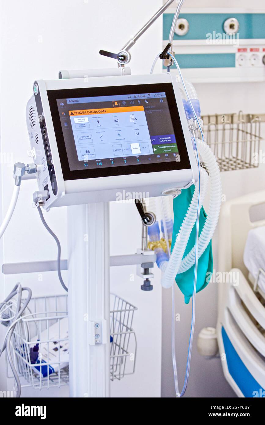 monitor cardiaci con indicatori diversi sullo sfondo di un reparto ospedaliero Foto Stock