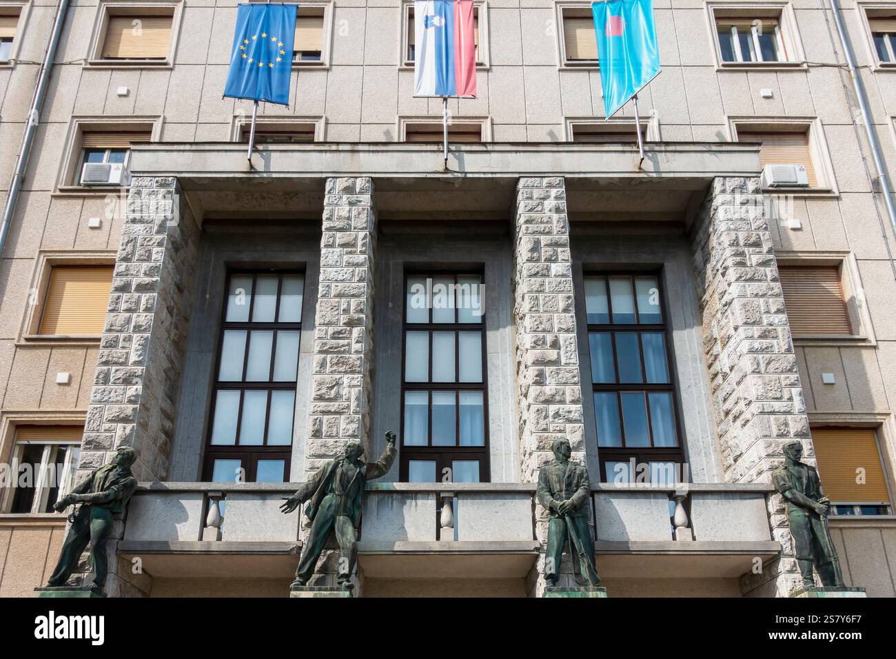 La facciata del municipio di Nova Gorica presenta un'architettura modernista adornata da statue realistiche socialiste. Nova Gorica, Slovenia, Europa, Unione europea, UE Foto Stock