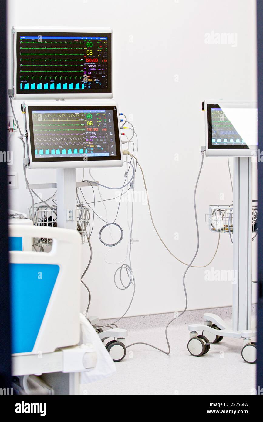 monitor cardiaci con indicatori diversi sullo sfondo di un reparto ospedaliero Foto Stock