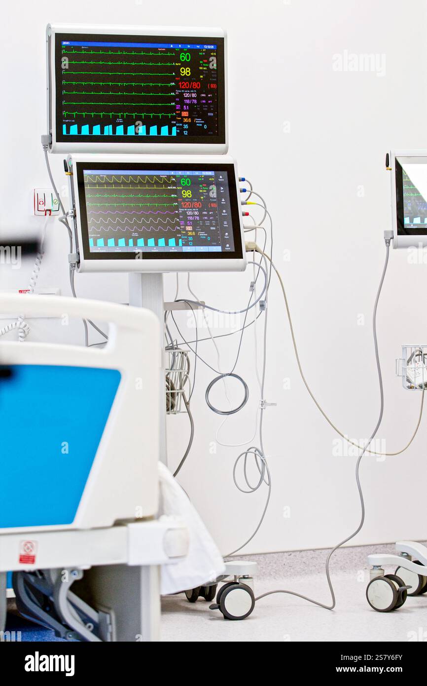 monitor cardiaci con indicatori diversi sullo sfondo di un reparto ospedaliero Foto Stock