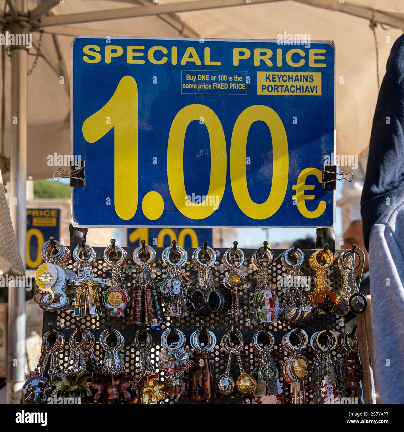 Bancarelle colorate che offrono souvenir religiosi al Giubileo di Roma, con una varietà di oggetti per pellegrini e turisti. Italia, Unione europea, UE Foto Stock