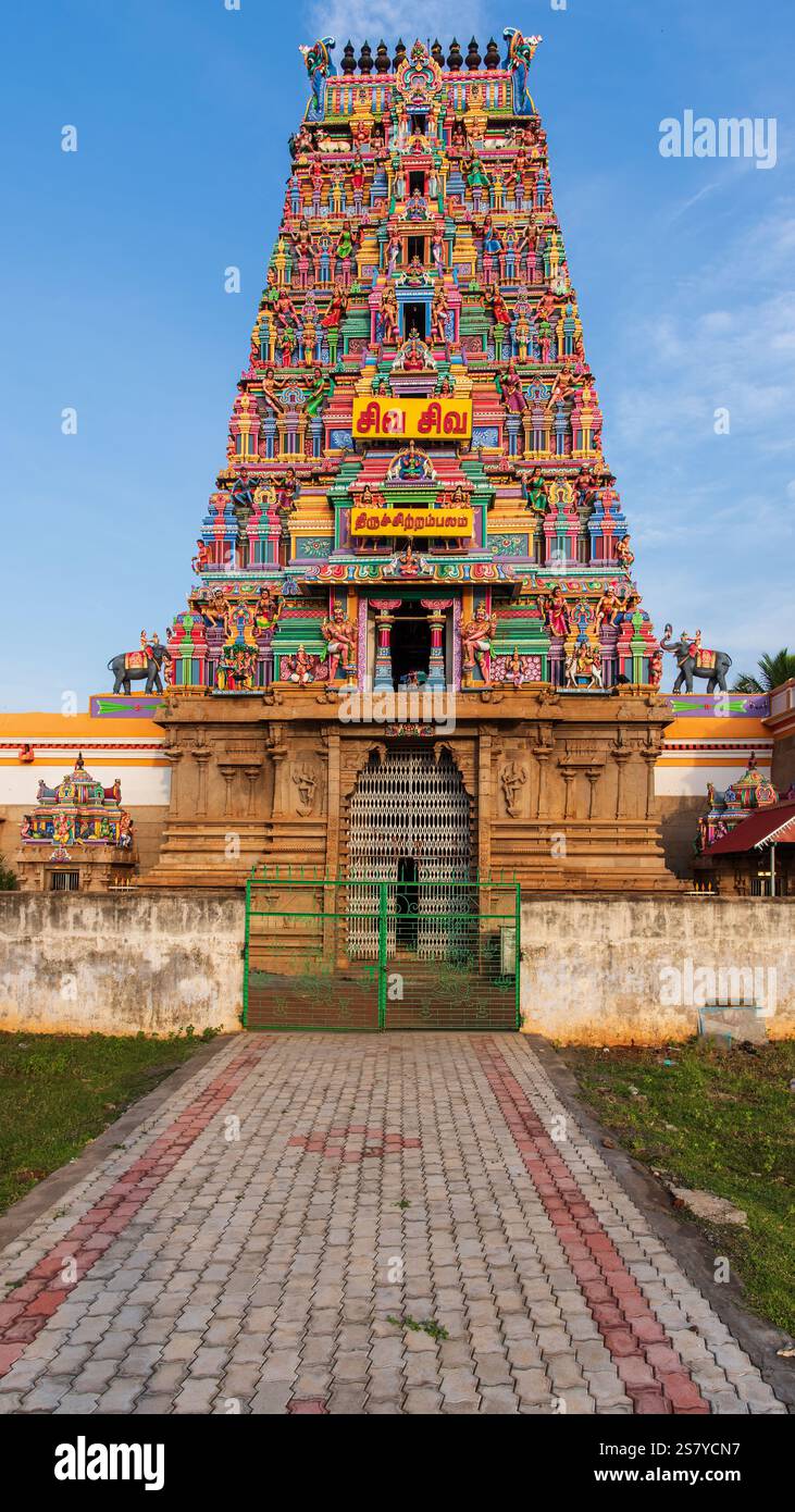 I gopuram del tempio Tamil Nadu sono torreggianti e ornati ingressi che segnano gli ingressi sacri. Costruito in pietra e mattoni, intonacato e dipinto in modo vibrante. Foto Stock
