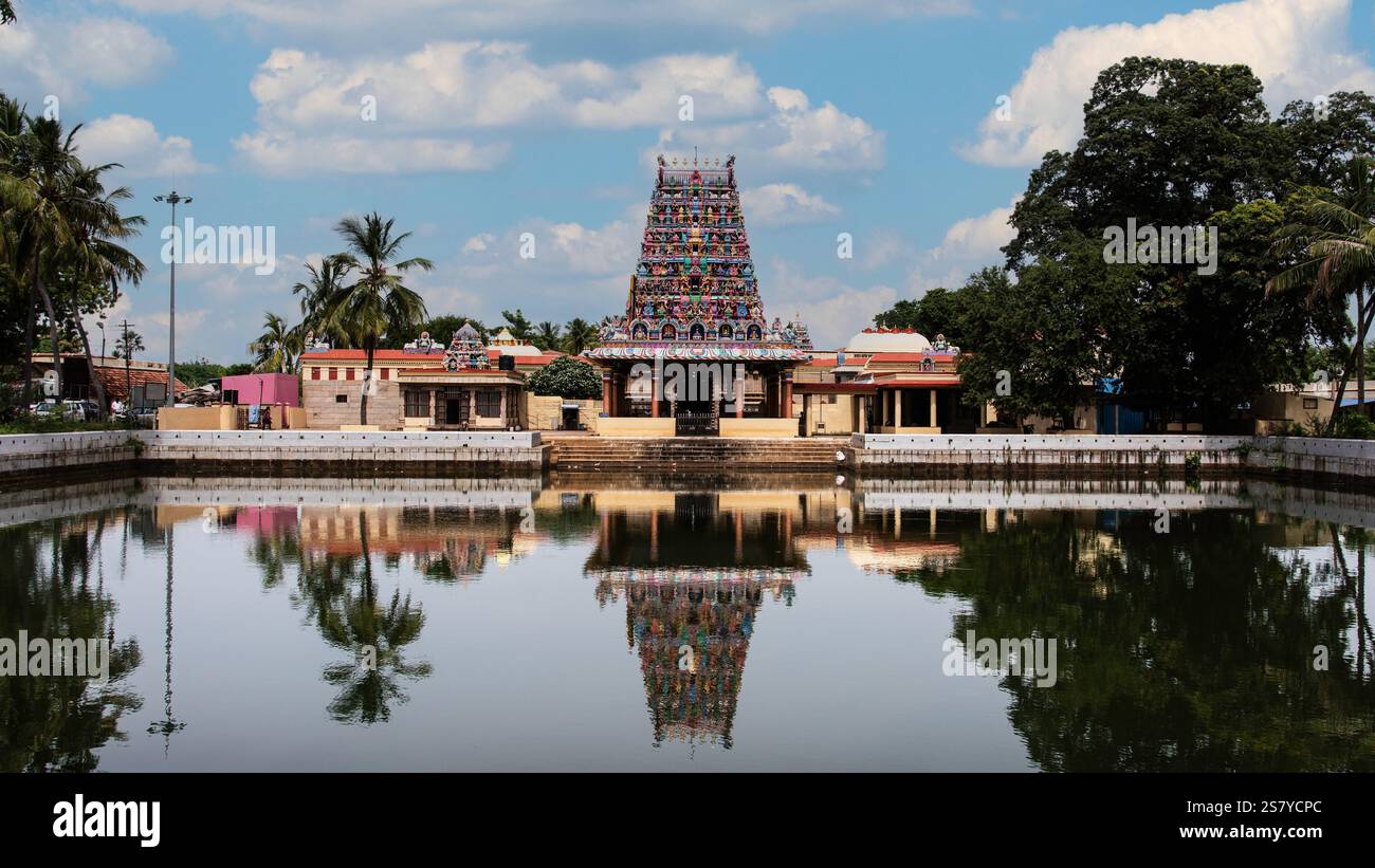 I gopuram del tempio Tamil Nadu sono torreggianti e ornati ingressi che segnano gli ingressi sacri. Costruito in pietra e mattoni, intonacato e dipinto in modo vibrante. Foto Stock