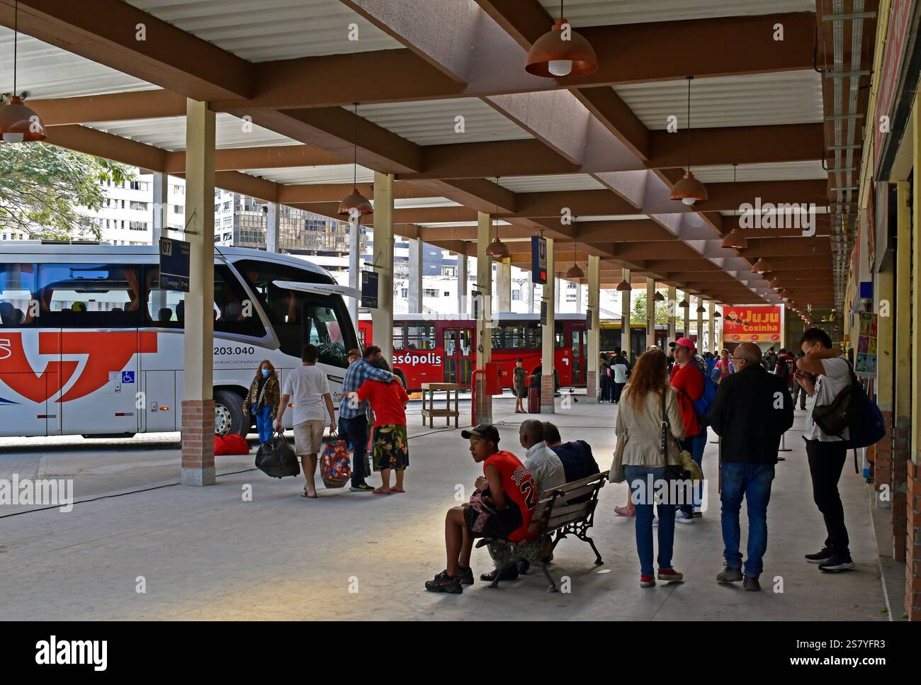TERESOPOLIS, RIO DE JANEIRO, BRASILE - 24 maggio 2023: Terminal degli autobus nel centro della città Foto Stock